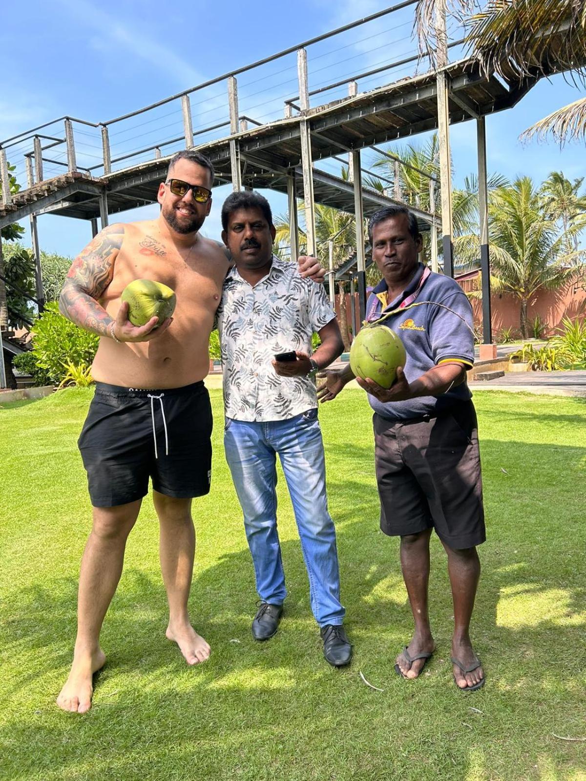 Saprin Beach Resort Uswetakeiyawa Exterior foto