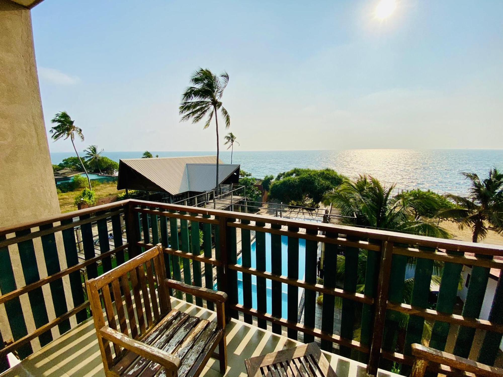 Saprin Beach Resort Uswetakeiyawa Exterior foto