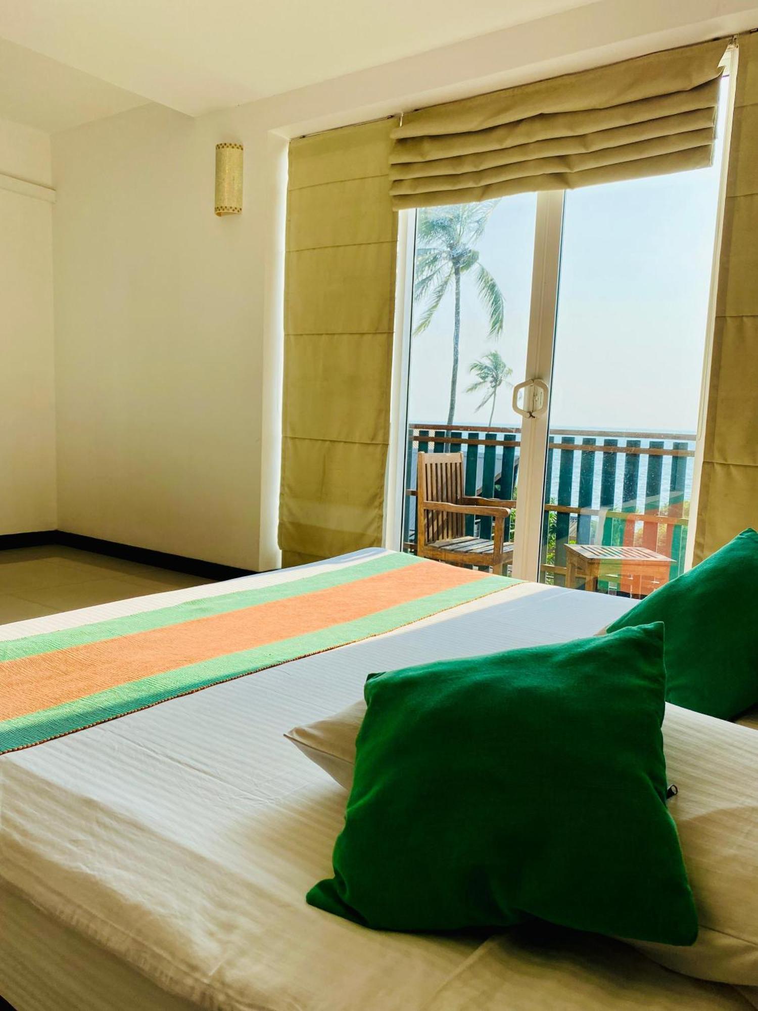 Saprin Beach Resort Uswetakeiyawa Exterior foto