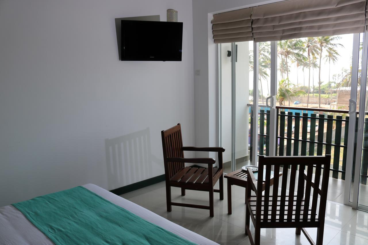 Saprin Beach Resort Uswetakeiyawa Exterior foto