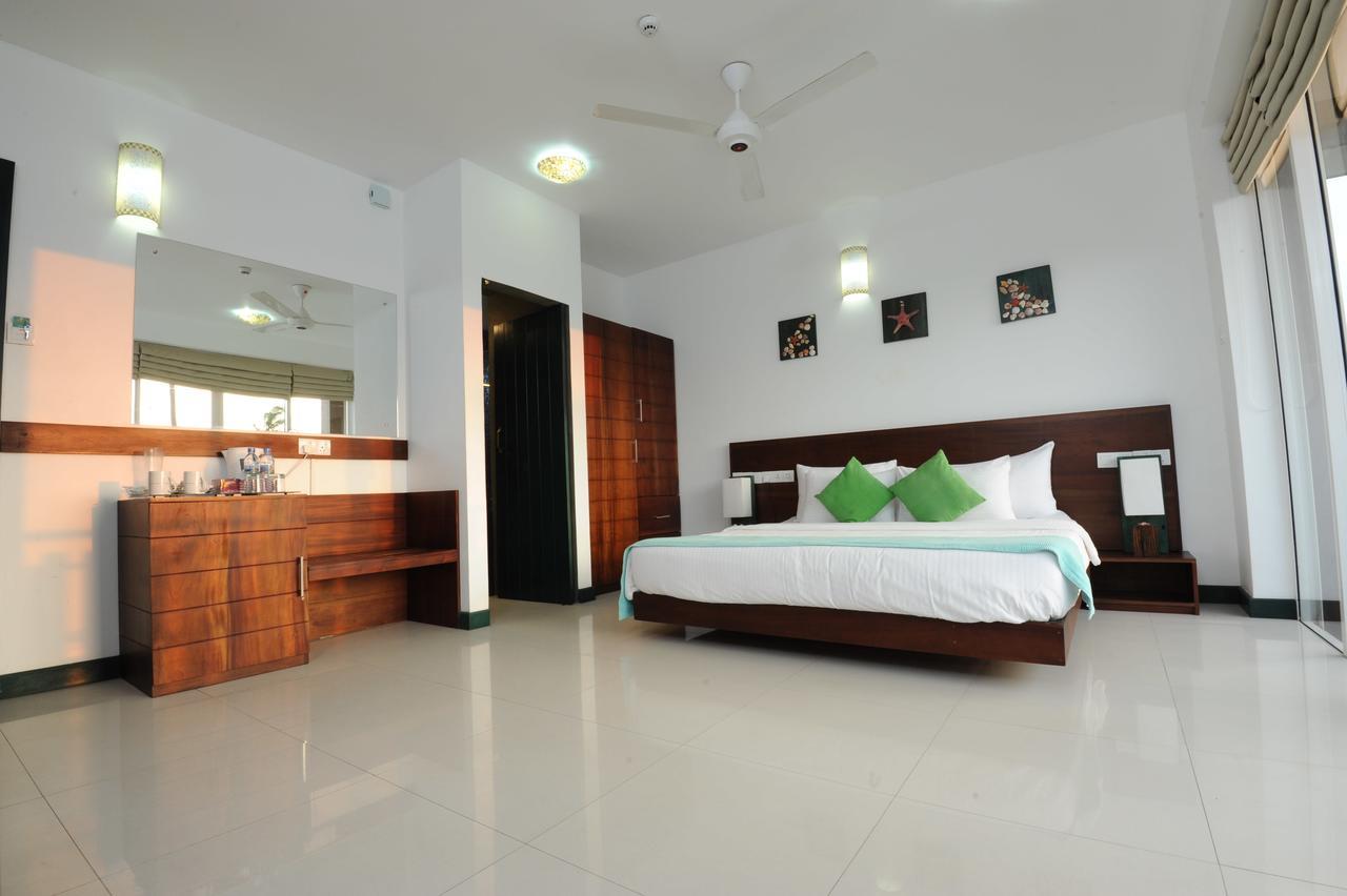 Saprin Beach Resort Uswetakeiyawa Exterior foto