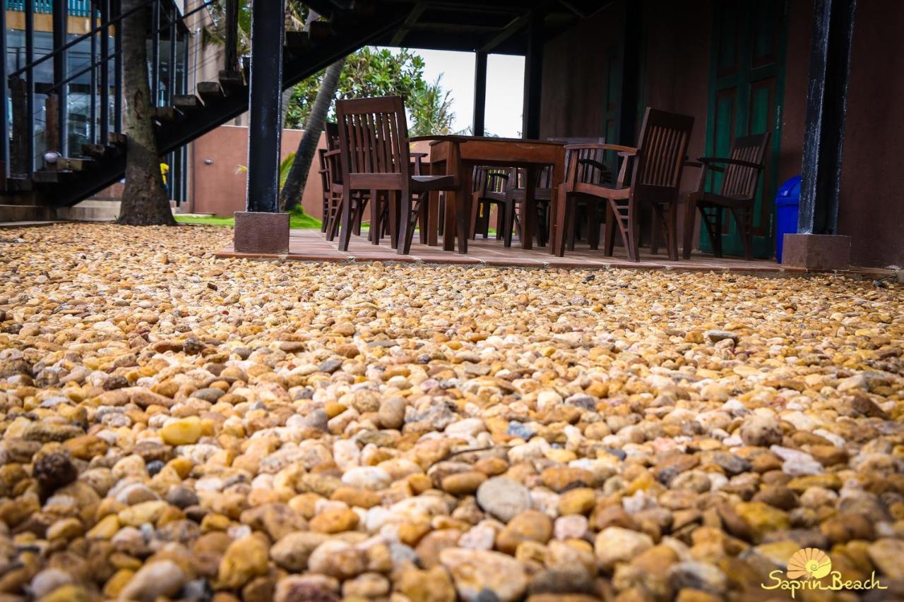 Saprin Beach Resort Uswetakeiyawa Exterior foto