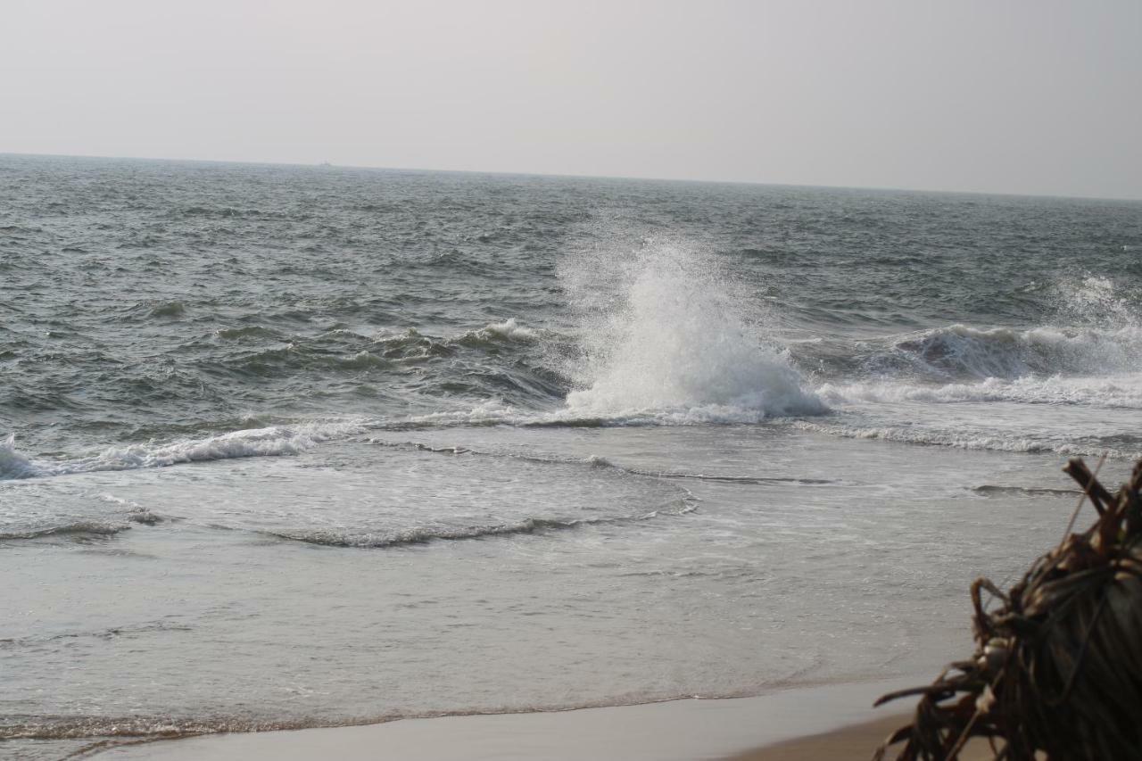 Saprin Beach Resort Uswetakeiyawa Exterior foto