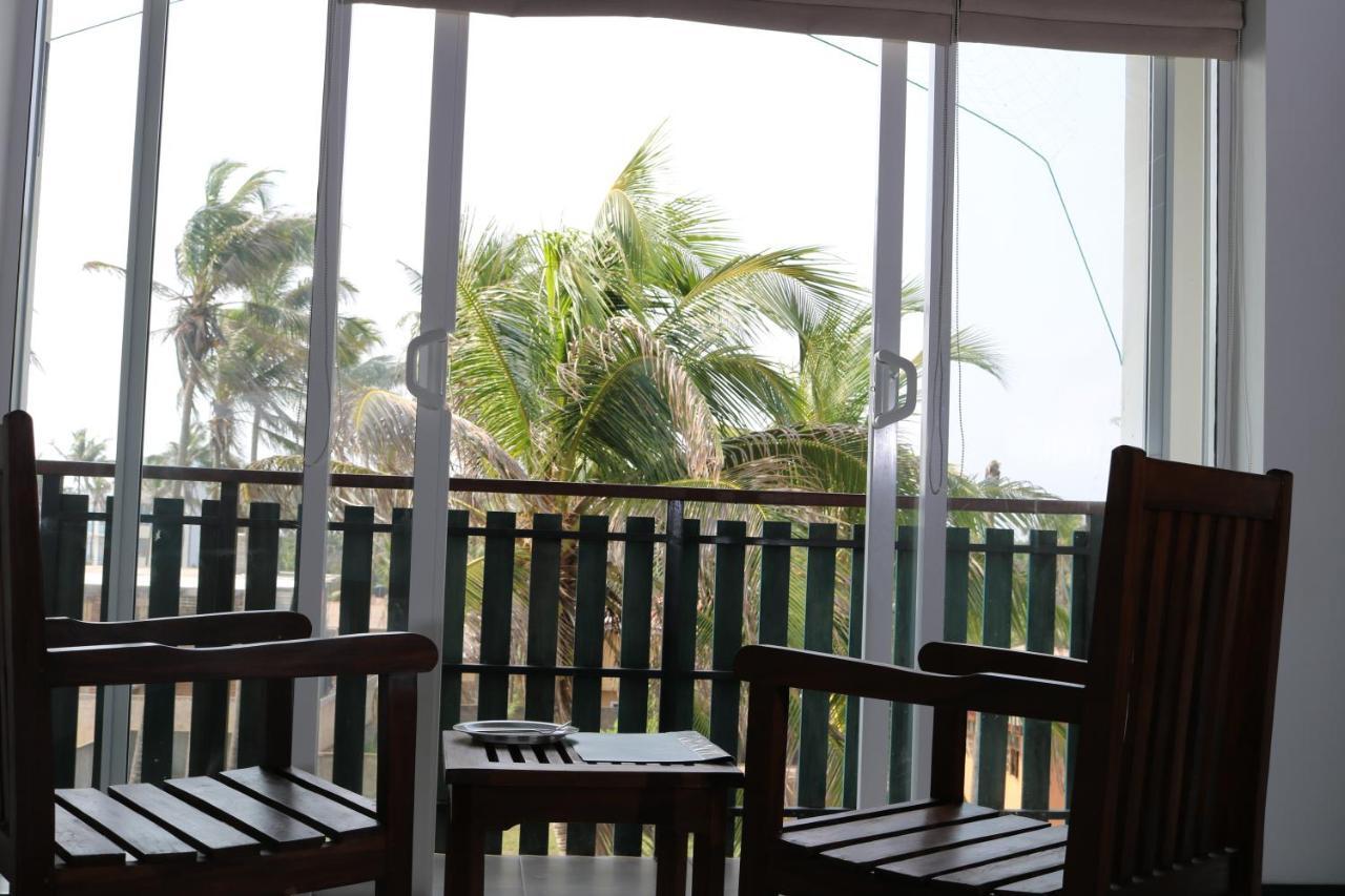 Saprin Beach Resort Uswetakeiyawa Exterior foto