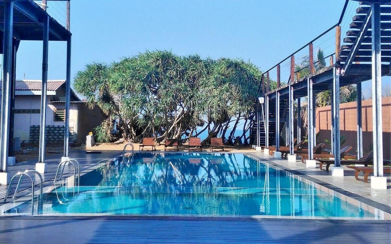 Saprin Beach Resort Uswetakeiyawa Exterior foto